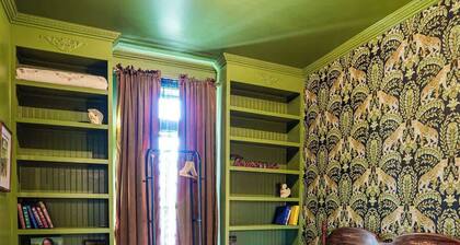 Luxury Historic Manor, 5 BDR, Saunas & Fireplace