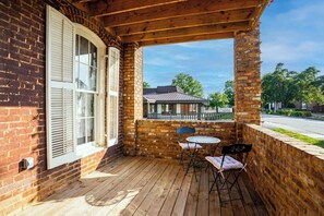 Outdoor dining - Cozy House with Private Sauna (Maryville)