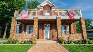 Unclassified image, 5 of 88, button - Luxury Historic Manor, 5 BDR, Saunas & Fireplace (Maryville)