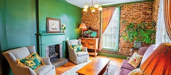 Historic Manor/5 En-Suites+Sauna, Sleeps 10