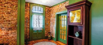 Historic 5-Suite Manor & Private Baths, Saunas