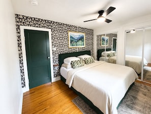 1 bedroom, in-room safe, desk, iron/ironing board - Couples King Bed Cottage with Fire Pit & Swing, Near Asheville & Biltmore in WNC (Leicester)