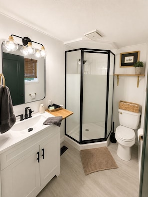 Shower, hair dryer, towels, soap - Couples King Bed Cottage with Fire Pit & Swing, Near Asheville & Biltmore in WNC (Leicester)