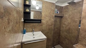 Een douche, een haardroger, handdoeken