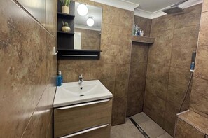 Shower, hair dryer, towels - 4 Bedroom Apartment Sleeps 14 With Balcony (London)