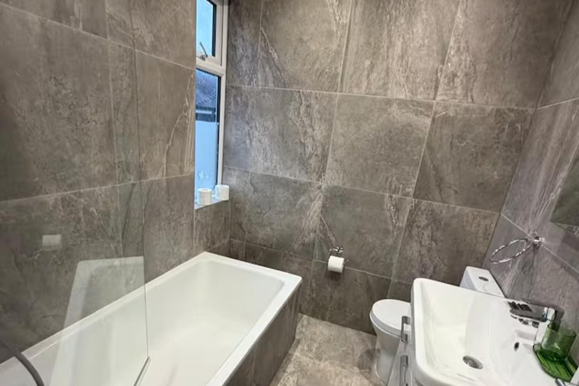 Duschwanne, Komfortbadewanne, Haartrockner, Handtücher