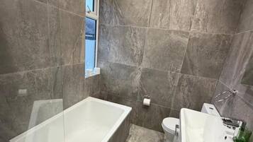 Duschwanne, Komfortbadewanne, Haartrockner, Handtücher