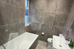 Duschwanne, Komfortbadewanne, Haartrockner, Handtücher