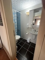 Habitación estándar, balcón, vistas al jardín | Baño