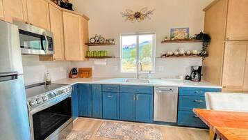 Coffee/tea maker, fridge, microwave, oven