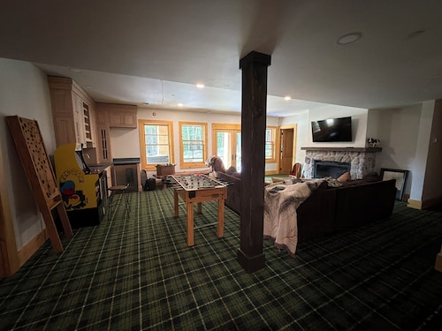 Luxury Stowe Home w/ Sauna & Hot Tub