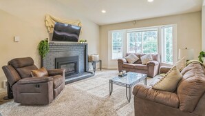 Living area - Perfect 4-bedroom house in adorable Snohomish for your getaway (Snohomish)