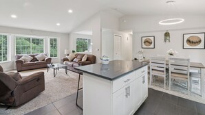 Living area - Perfect 4-bedroom house in adorable Snohomish for your getaway (Snohomish)