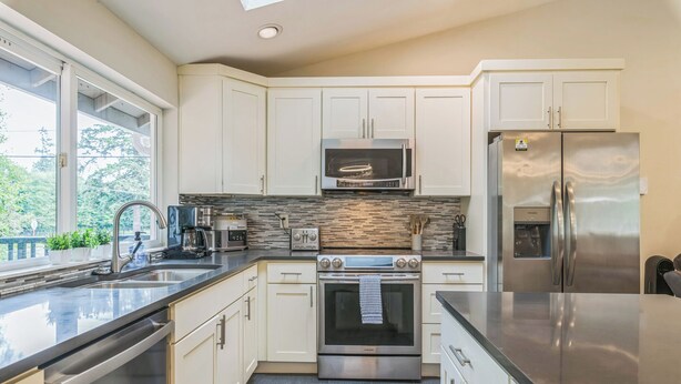 Private kitchen - Perfect 4-bedroom house in adorable Snohomish for your getaway (Snohomish)