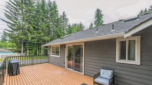 Terrace/patio - Perfect 4-bedroom house in adorable Snohomish for your getaway (Snohomish)