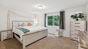 Room - Perfect 4-bedroom house in adorable Snohomish for your getaway (Snohomish)