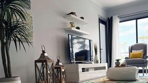 Een moderne woonkamer met een flatscreen televisie, een bank, een salontafel en een grote potplant.