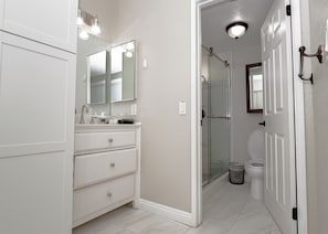 Bathroom - 4-BR Lancaster Oasis with Pool, Heated Jacuzzi, AC & Balcony (Lancaster)