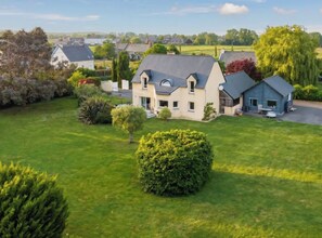 A large house with a well-maintained lawn and a small garden. - Peaceful 3-bedroom house in Lillemer perfect for relaxing stays (Lillemer)