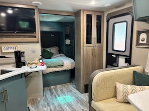 1 bedroom, free WiFi, bed sheets - The Rolling Roost—Downtown Dade City (Dade City)