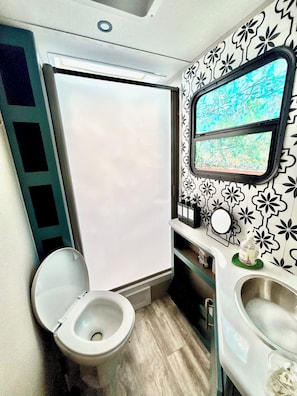 Shower, towels, soap, shampoo - The Rolling Roost—Downtown Dade City (Dade City)