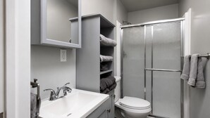 Shower, towels, soap, shampoo - Gore MTN & Saratoga ADK Crash Pad! The Cocoon (Warrensburg)