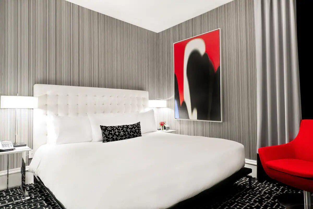Tabla de planchar con plancha, wifi gratis y ropa de cama 