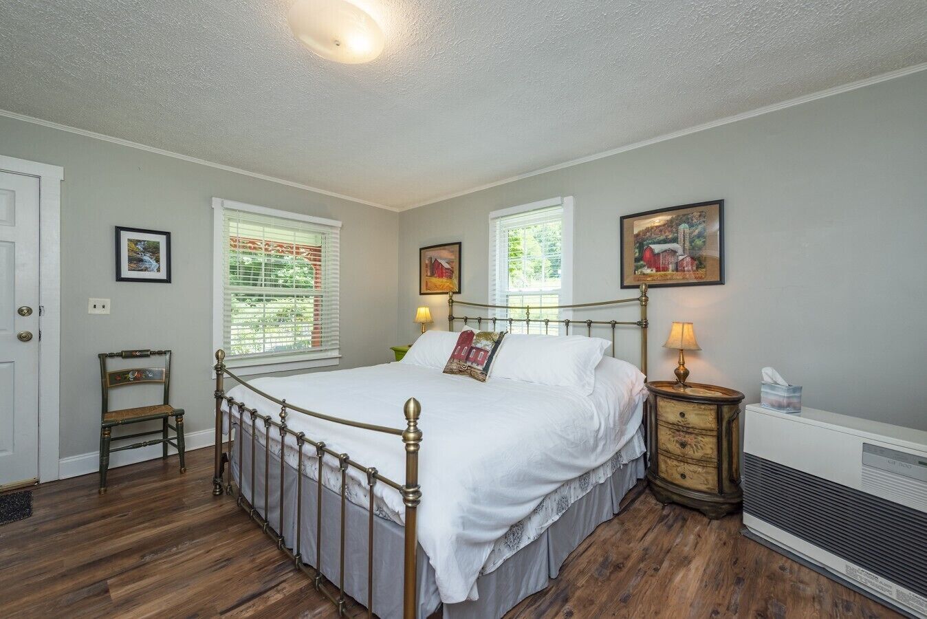 2 bedrooms, desk, WiFi, bed sheets