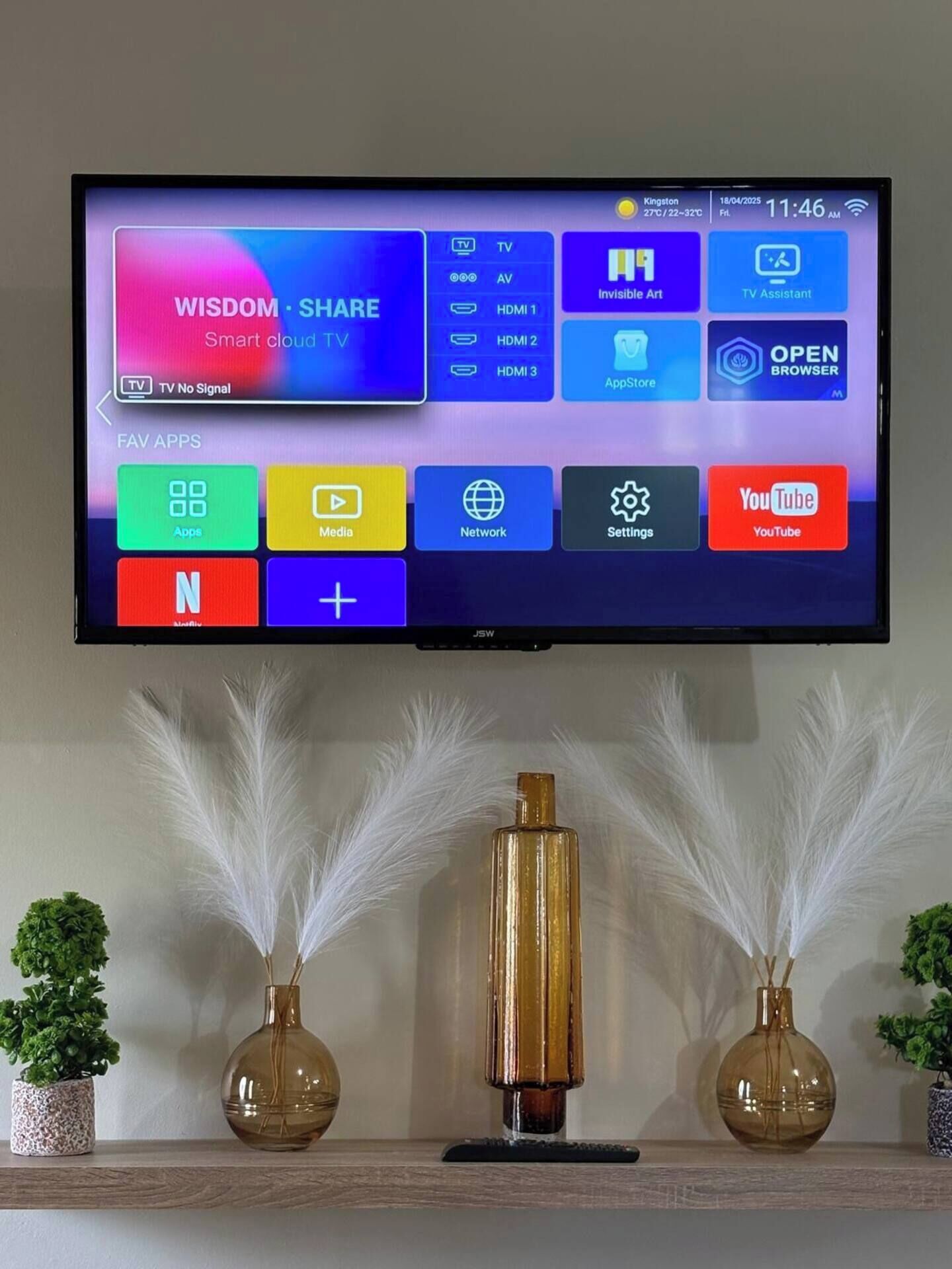Un écran de télévision affichant l’interface d’une télévision intelligente, avec différentes applications et options de configuration.