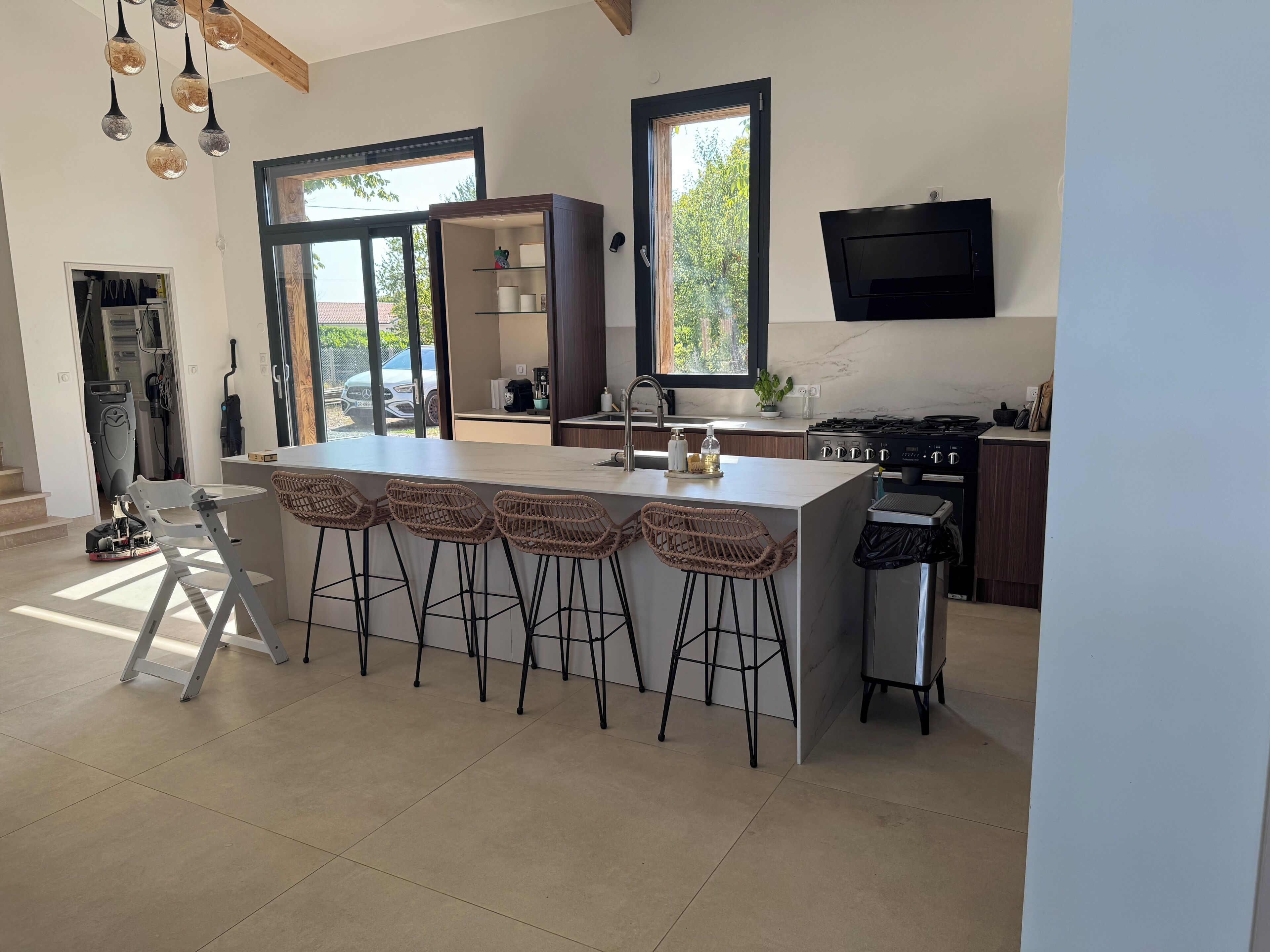 Coffee/tea maker, fridge, oven, dishwasher