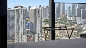 Ein Hochhaus mit freiem Blick auf die Skyline durch ein Fenster.