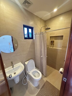 Een haardroger, een bidet, handdoeken, zeep