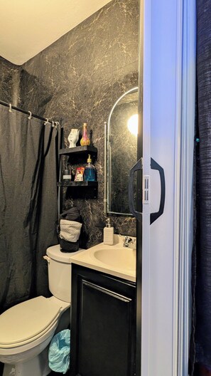 Bathroom - Disco Art Motel: Miami Stay studio with AC in friendly Allapattah neighborhood (Allapattah)
