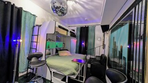 Room - Disco Art Motel: Miami Stay studio with AC in friendly Allapattah neighborhood (Allapattah)