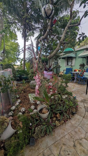 Outdoor dining - Disco Art Motel: Miami Stay studio with AC in friendly Allapattah neighborhood (Allapattah)