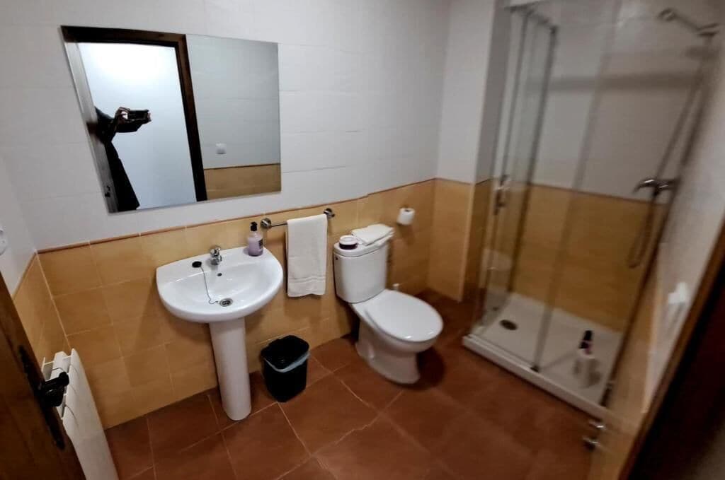 Habitación doble, 2 camas individuales | Baño | Ducha, artículos de higiene personal gratuitos y secador de pelo