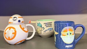 Trois tasses décorées sur le thème de Star Wars, posées sur une table.