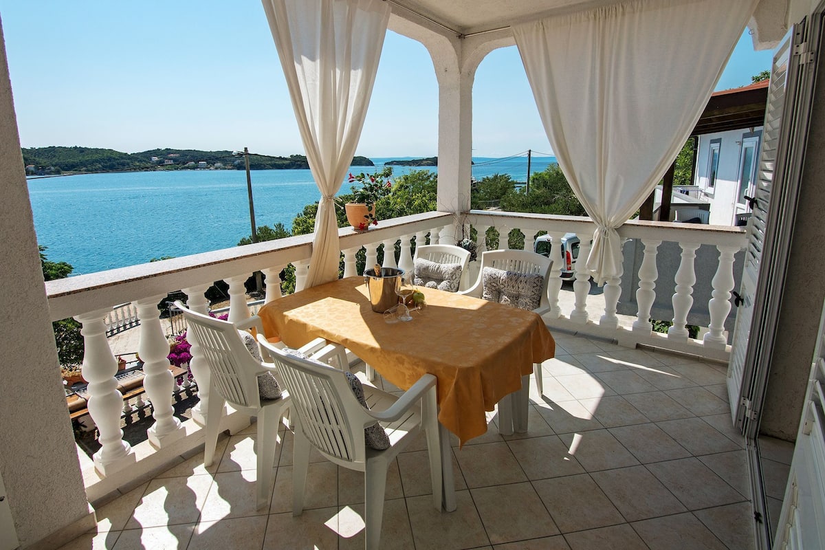 Apartamento (Two Bedroom Apartment with Sea View a) | Terraço/pátio
