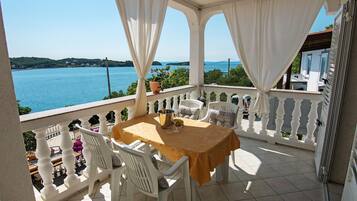 Apartment (Two Bedroom Apartment with Sea View a) | Terrace/patio