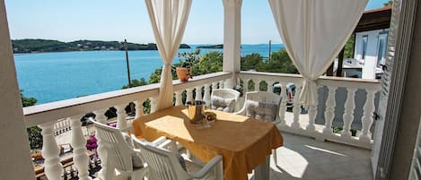 公寓 (Two Bedroom Apartment with Sea View a) | 露台/庭院