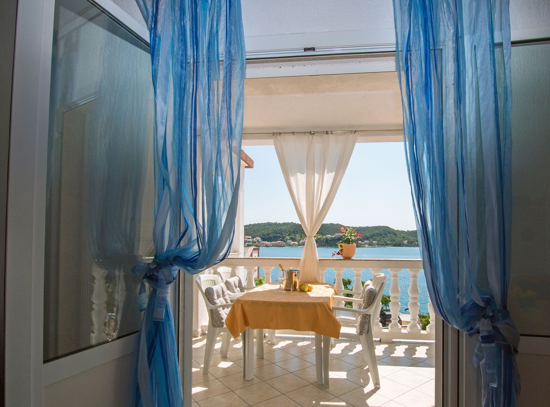 Huoneisto (Two Bedroom Apartment with Sea View a) | Terassi/patio