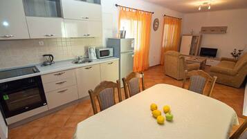 Apartment (Superior Two Bedroom Apartment with S) | Dining room