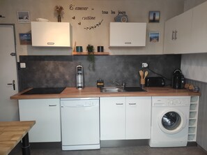 A modern kitchen with a dishwasher, washing machine, and a coffee maker. - Small, quiet vacation home (Bretignolles-sur-Mer)
