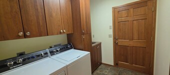 Wapato Point Family Oasis Sleeps 12 w/Private Buoy, Hot Tub, 6 Bedrooms 5.5 Bath
