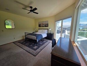 6 bedrooms, iron/ironing board, WiFi (free), bed sheets