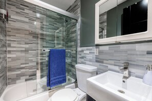 Shower, hair dryer, towels, soap - Spacious 4-bedroom apartment in tranquil New York with AC (New York)