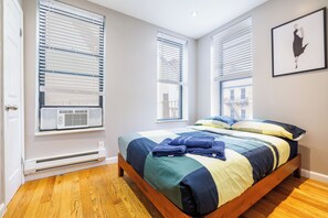 Iron/ironing board, Internet, bed sheets - Spacious 4-bedroom apartment in tranquil New York with AC (New York)