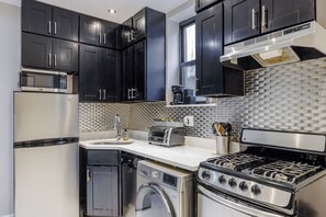 Private kitchen - Spacious 4-bedroom apartment in tranquil New York with AC (New York)