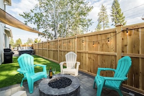 Outdoor spa tub - NEW Downtown Sisters Luxe Retreat with Hot Tub + Firepit (Sisters)