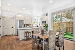 Dining - NEW Downtown Sisters Luxe Retreat with Hot Tub + Firepit (Sisters)